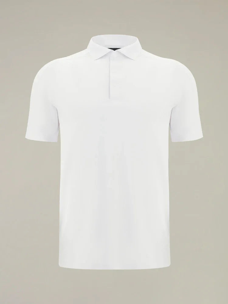 Polo bianca uomo manica corta, stile elegante minimalista, sfondo neutro