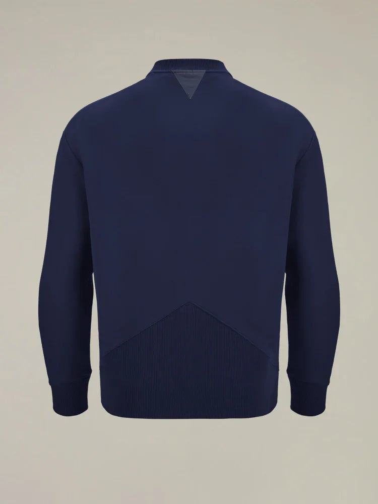 Felpa uomo blu navy, retro semplice con dettagli geometrici tono su tono, moda casual.