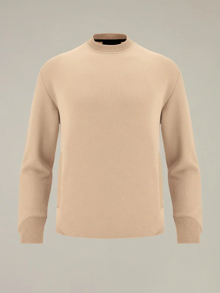 Maglione uomo beige in cotone a collo alto, stile minimal ed elegante su sfondo neutro