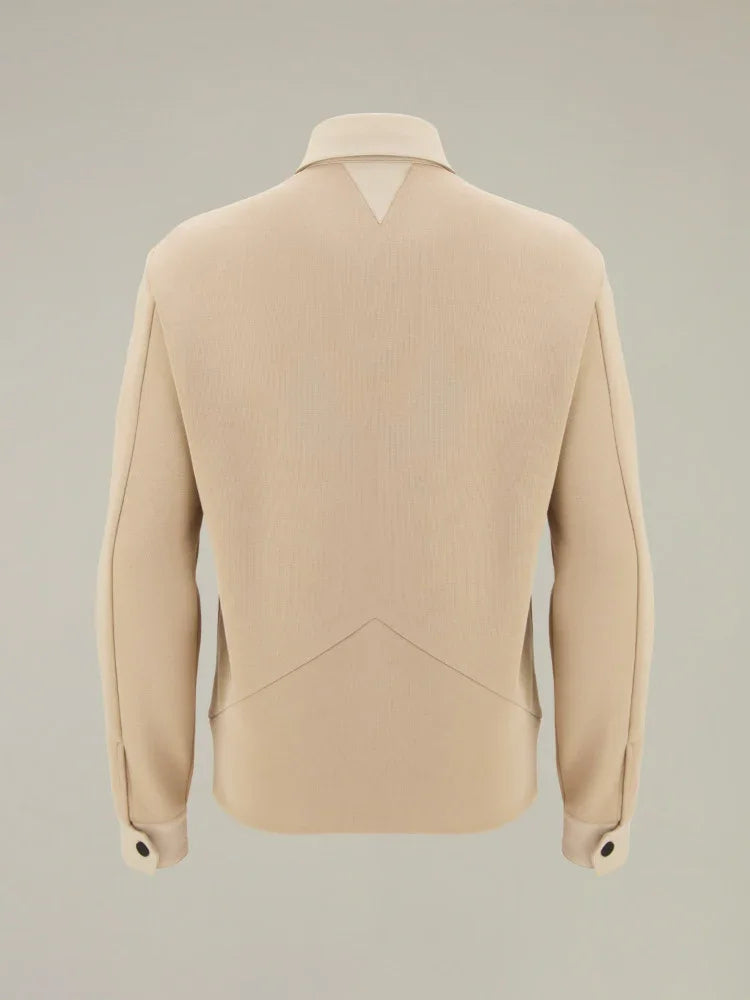 Giacca beige elegante da uomo vista posteriore, dettagli sartoriali moderni, moda italiana