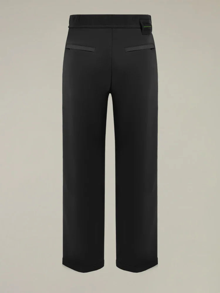 Pantaloni neri eleganti da uomo con tasche posteriori a filetto su sfondo neutro