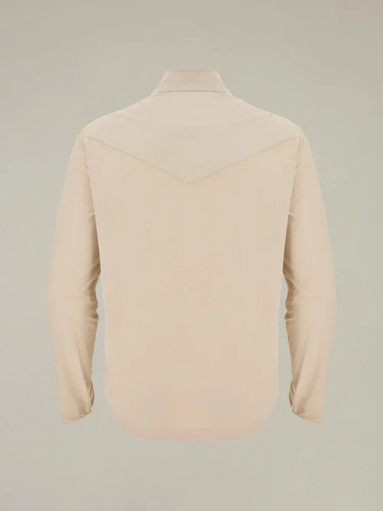 Camicia beige uomo manica lunga, vista posteriore, stile elegante e minimalista