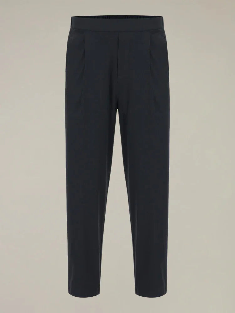 Pantaloni uomo eleganti neri in tessuto tecnico, taglio dritto, stile moderno.