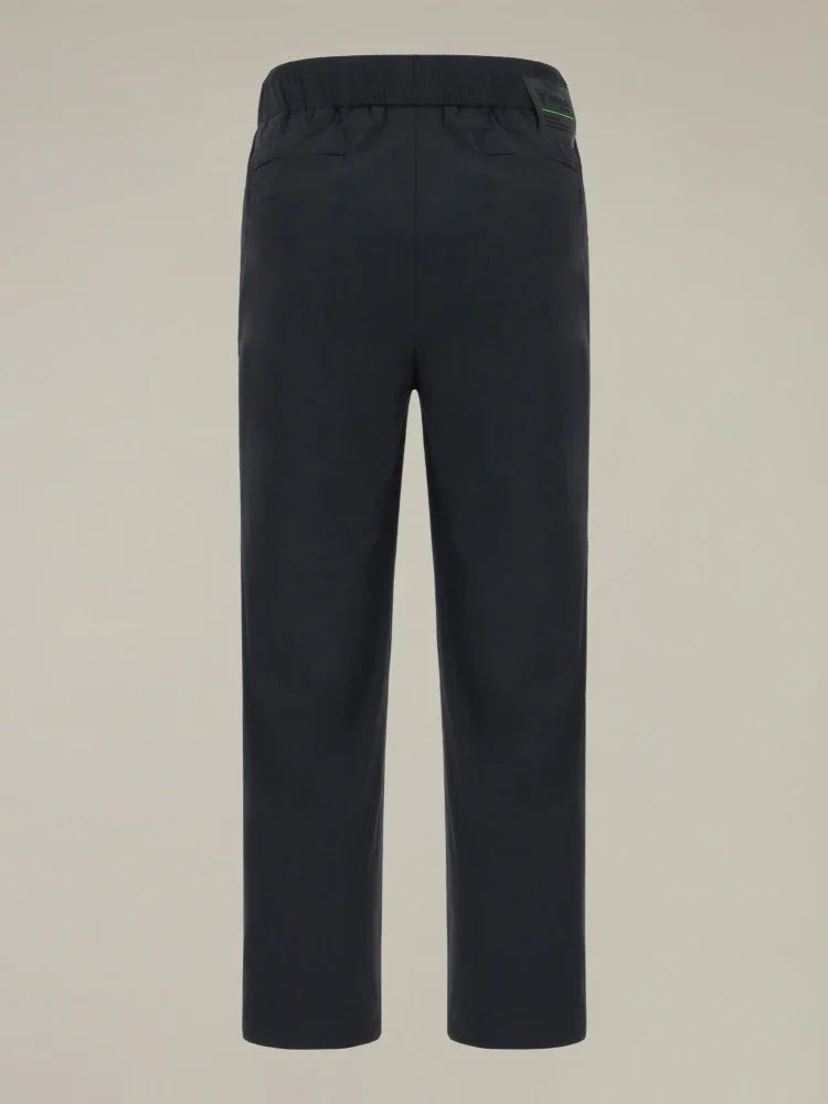 Pantaloni uomo blu scuro con elastico in vita, tasche posteriori, stile casual elegante.