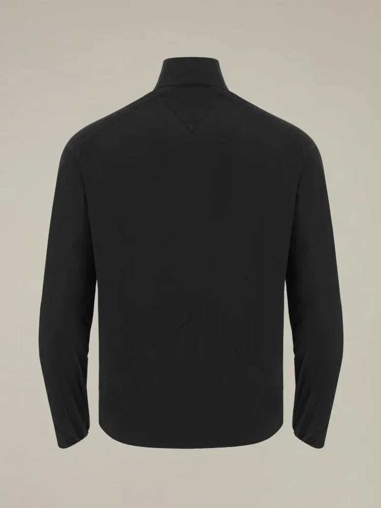 Giaccone uomo nero con collo alto visto da dietro, design moderno, moda abbigliamento uomo.