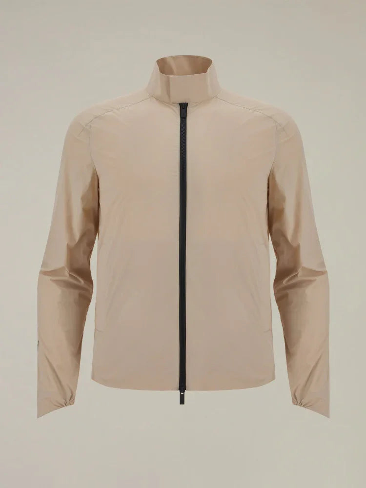 Giacca beige uomo con zip frontale, stile minimal moderno, abbigliamento moda uomo.