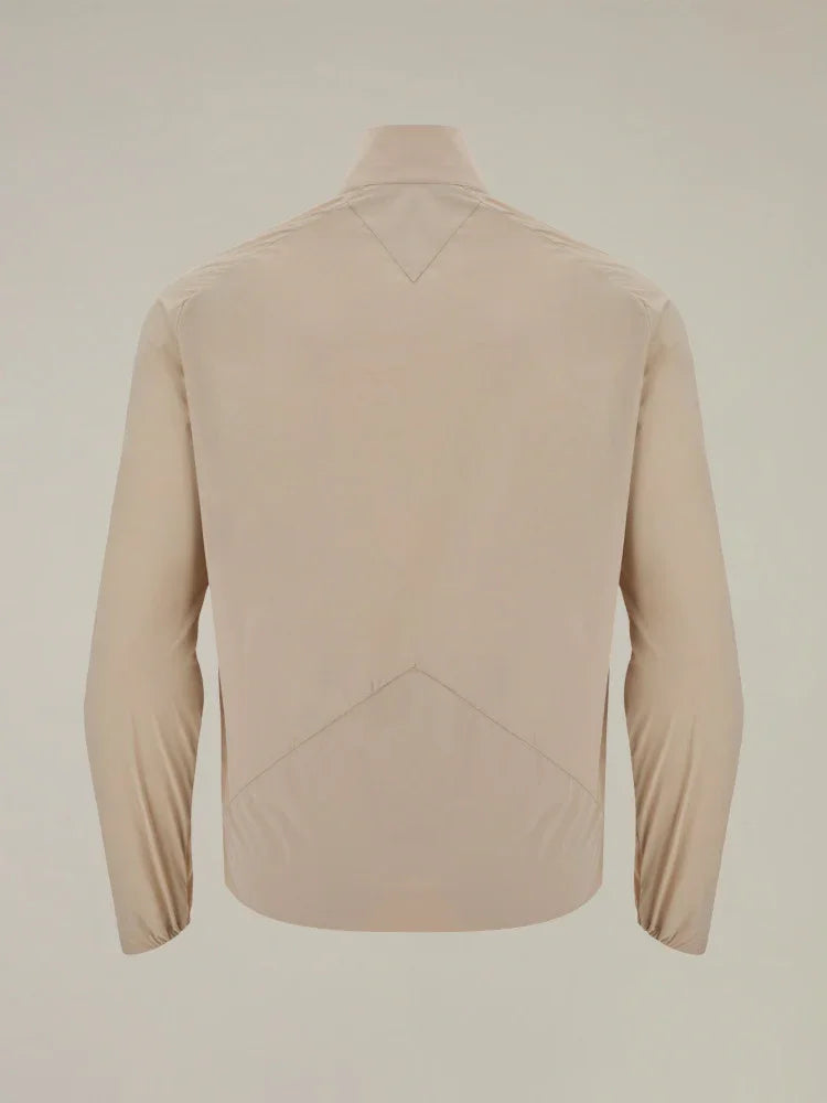 Giacca uomo beige chiaro, maniche lunghe, collo alto, stile moderno, vista posteriore