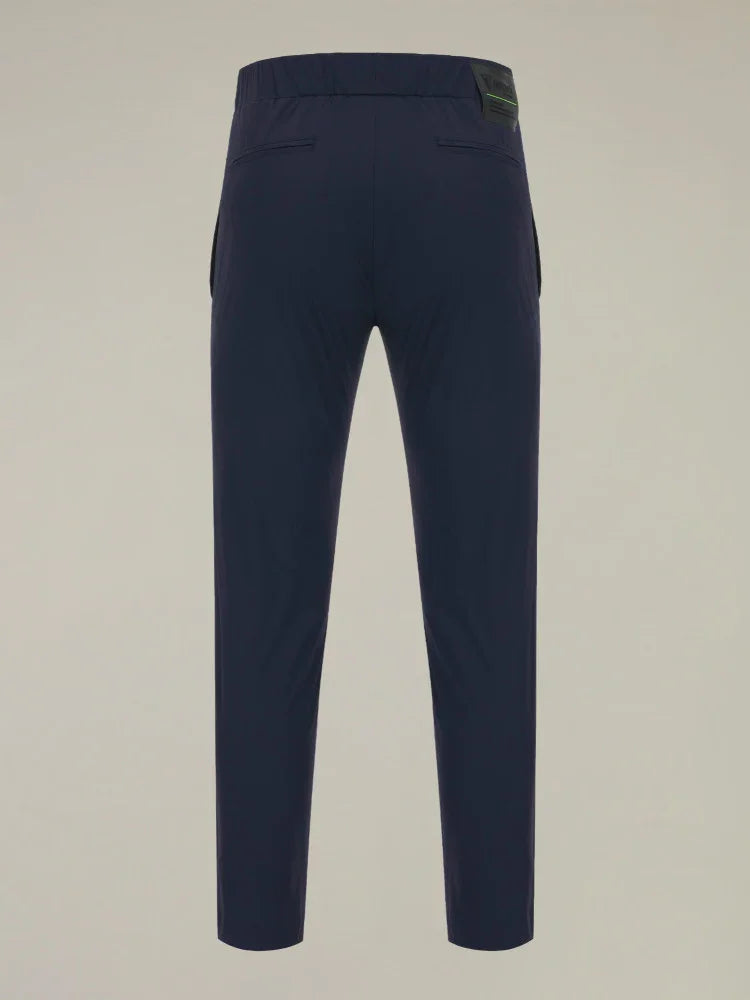 Pantaloni uomo blu scuro elasticizzati, tasche posteriori a filetto, stile elegante.
