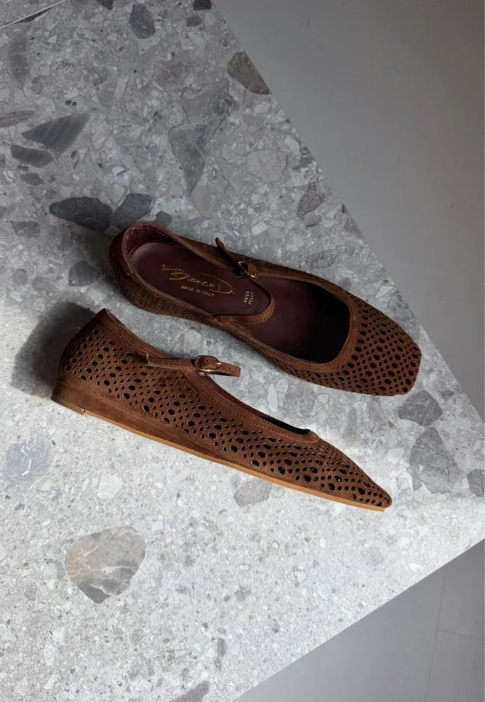 Ballerine donna in pelle scamosciata marrone traforata con cinturino, su marmo grigio
