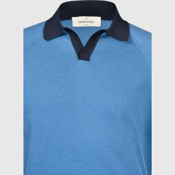 Polo uomo azzurra in maglia con colletto blu scuro, stile casual elegante