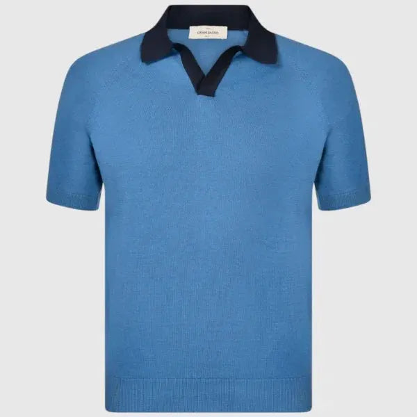 maglia uomo azzurra a maniche corte con colletto blu scuro, stile elegante casual
