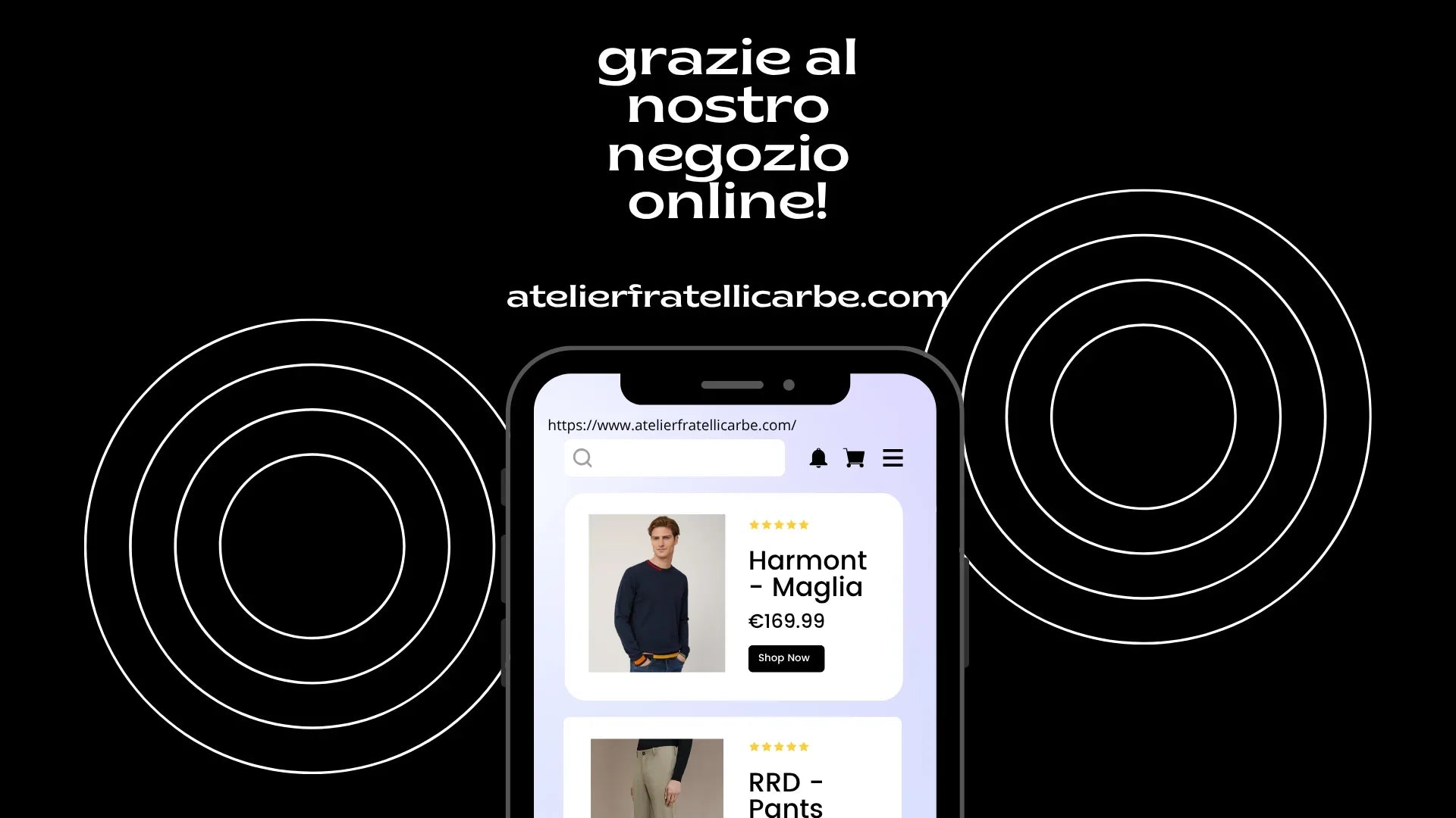 Smartphone con schermata di negozio online abbigliamento uomo, fondo nero e testo promozionale.