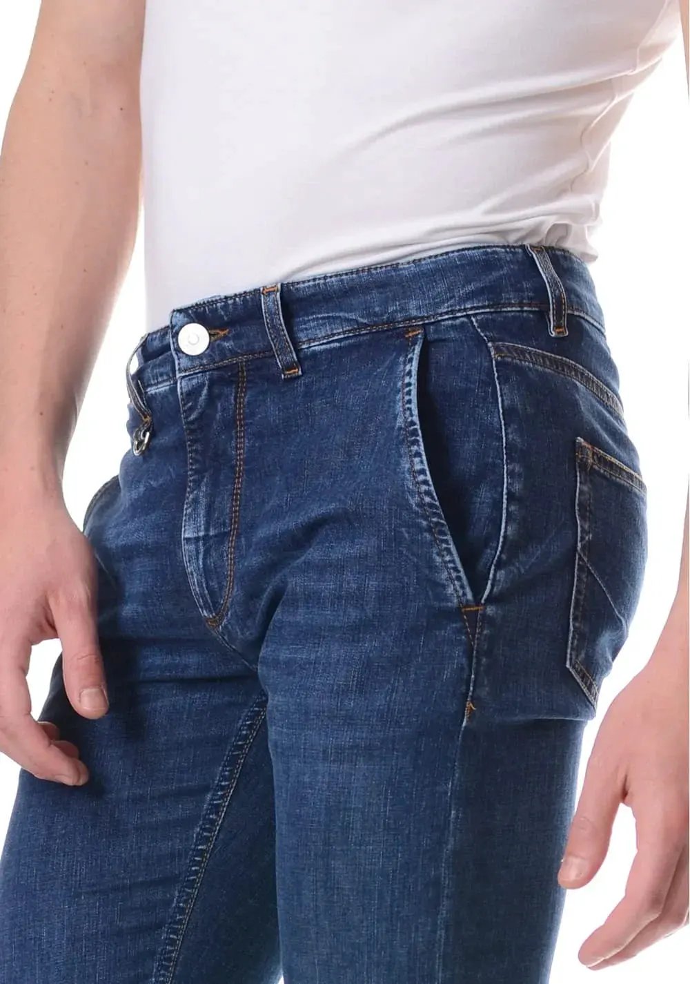 Jeans uomo denim blu con cuciture a contrasto e tasche laterali, indossati con t-shirt bianca