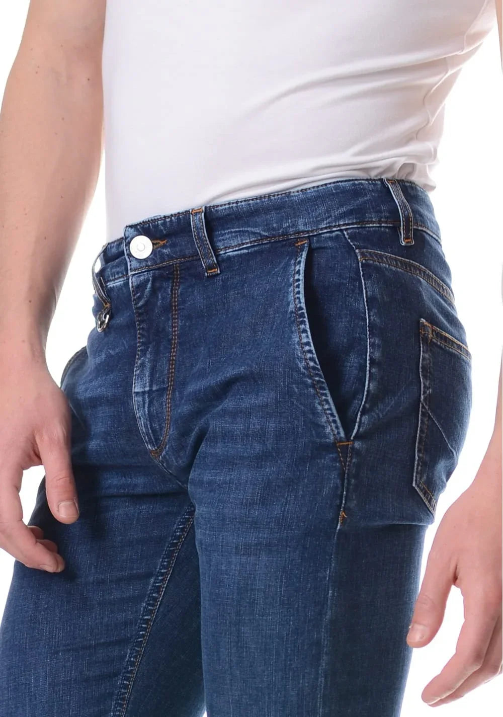 Jeans uomo denim blu con cuciture a contrasto e tasche laterali, indossati con t-shirt bianca