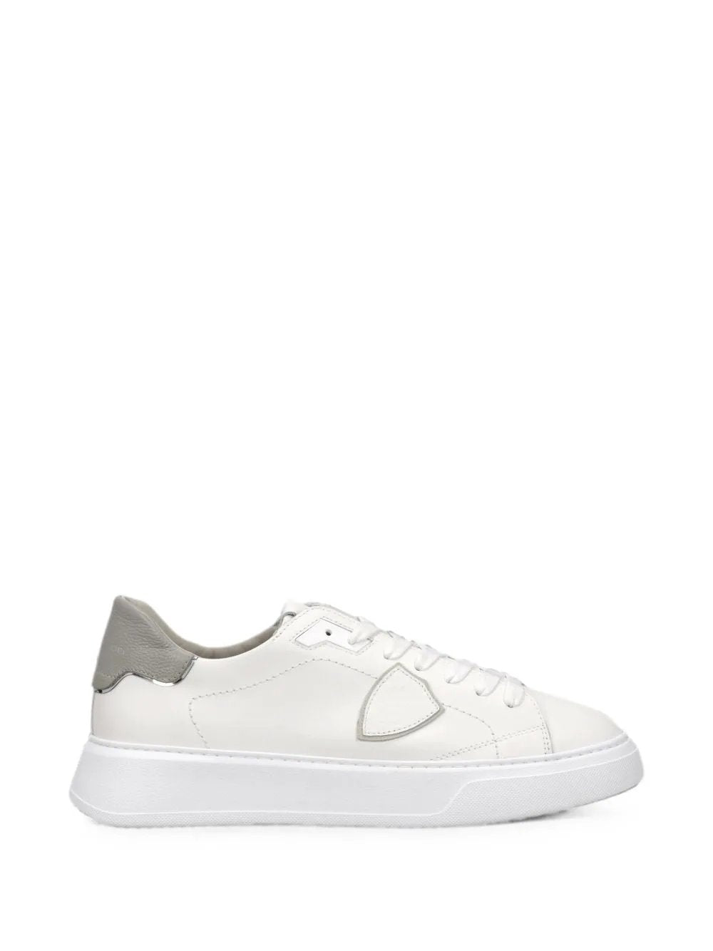 Sneakers Philippe Model Temple Low BTLU VZ02 in pelle bianca con spoiler grigio - Vista laterale esterna con scudetto