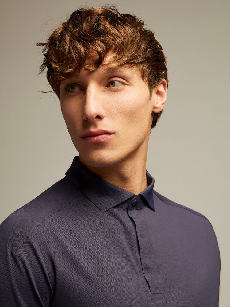 Modello uomo indossa polo elegante blu scuro, abbigliamento maschile moda italiana