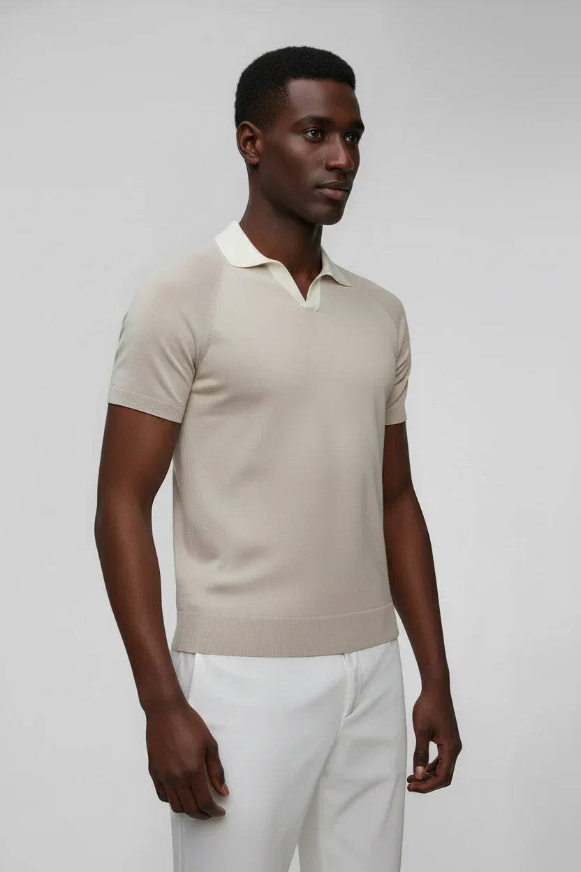 Uomo con polo beige a maniche corte e pantaloni bianchi, moda elegante uomo