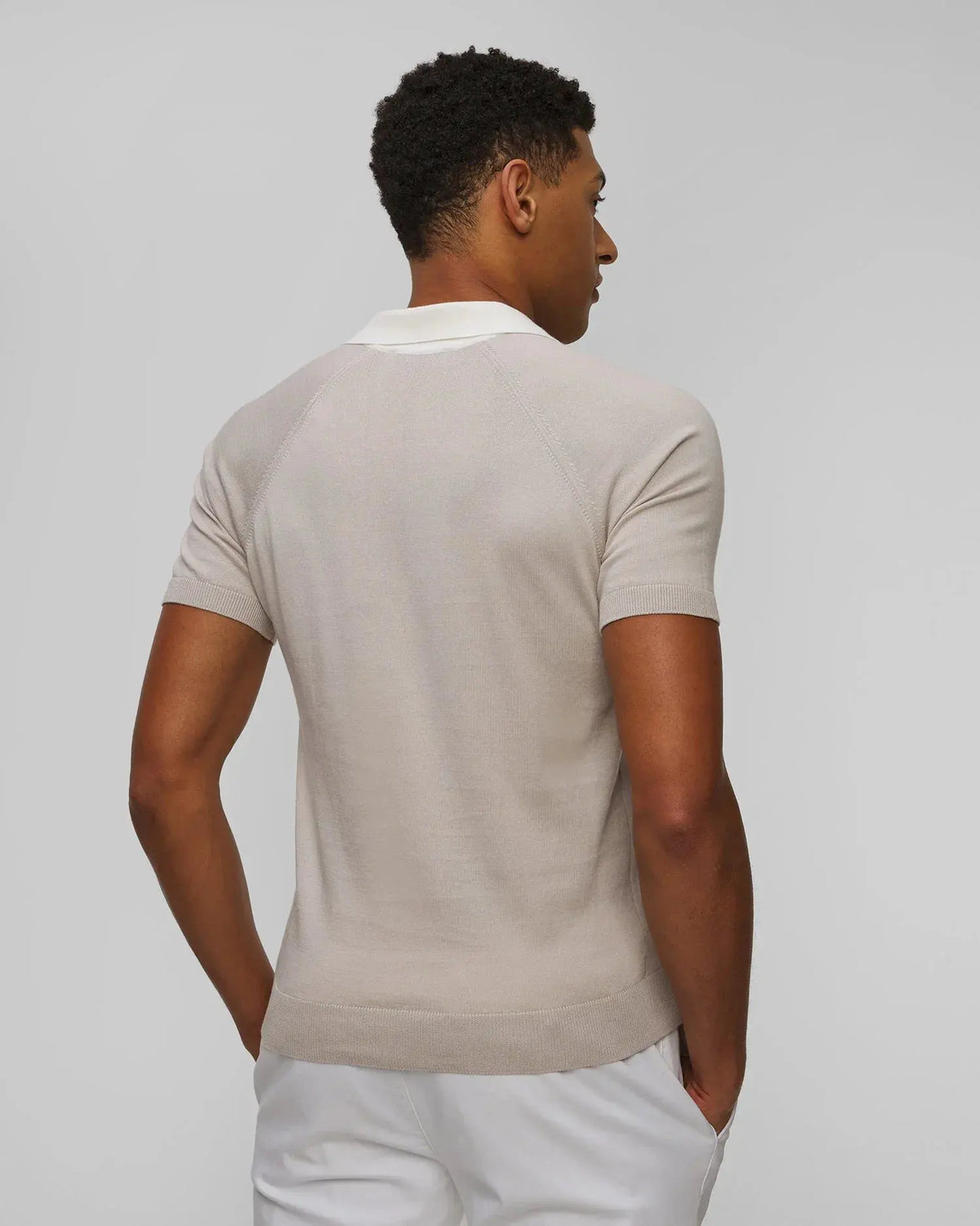 Maglietta uomo beige a manica corta, collo a contrasto, stile casual estivo