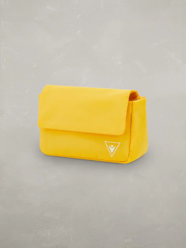 Borsa a tracolla gialla da donna con logo bianco, design moderno su sfondo neutro