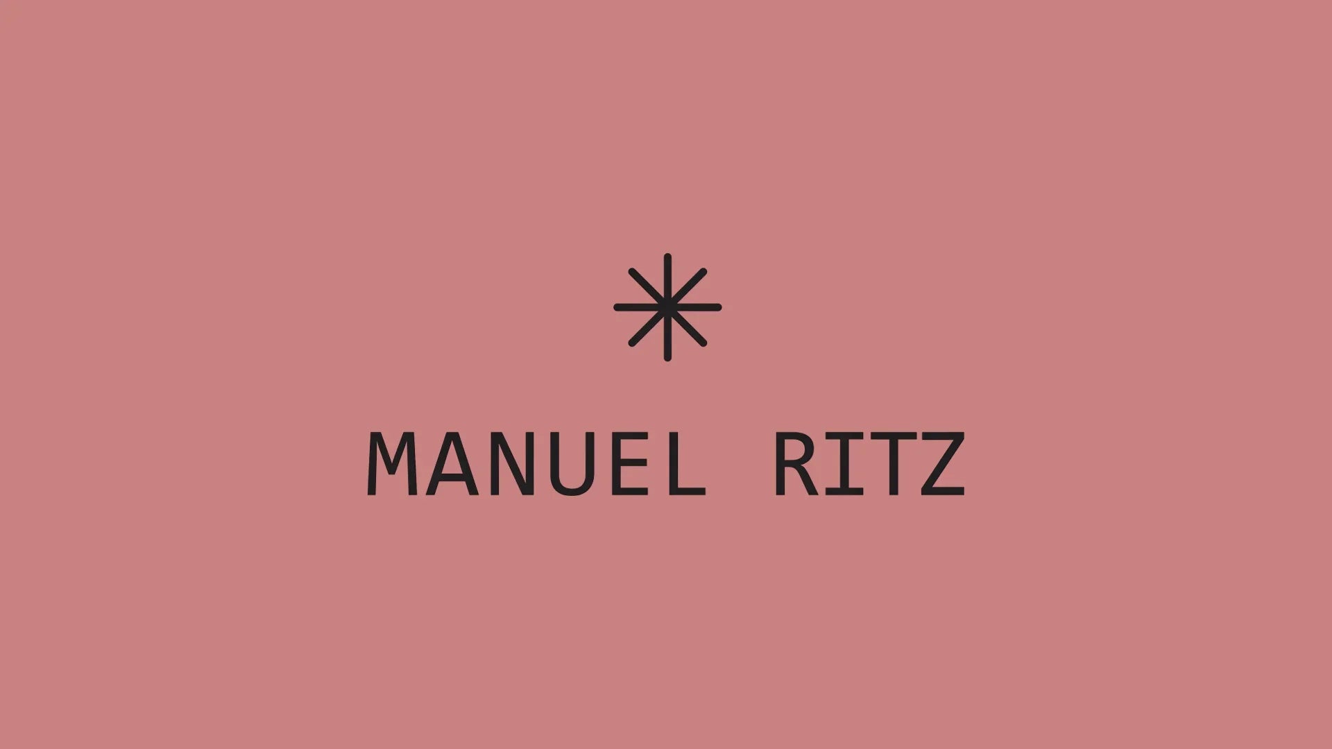 Logo Manuel Ritz su sfondo rosa, abbigliamento moda uomo donna elegante