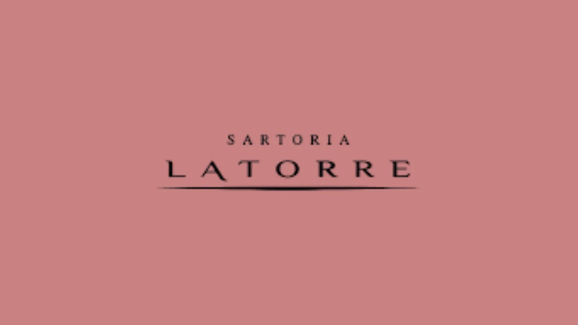 Logo Sartoria Latorre su sfondo rosa, abbigliamento uomo donna Made in Italy
