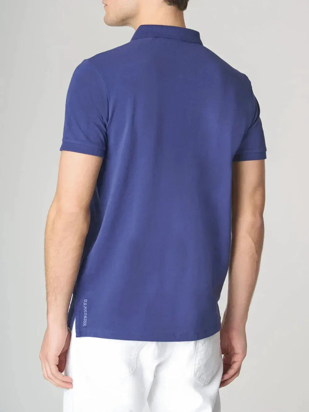 Polo uomo blu manica corta in cotone, vista posteriore, abbigliamento casual estivo