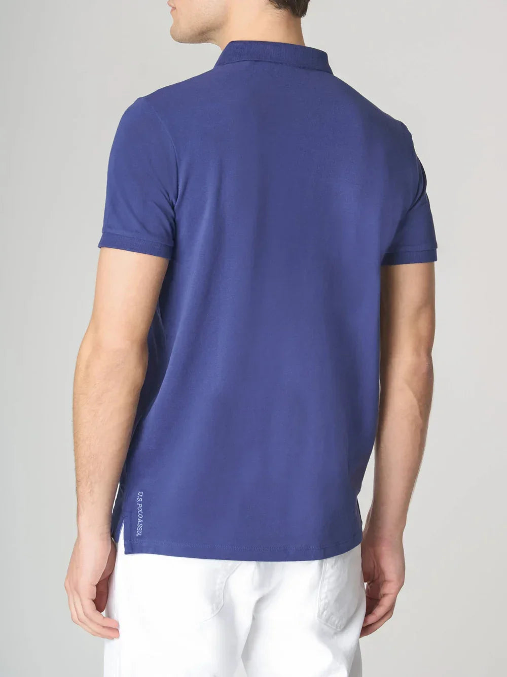 Polo uomo blu manica corta in cotone, vista posteriore, abbigliamento casual estivo