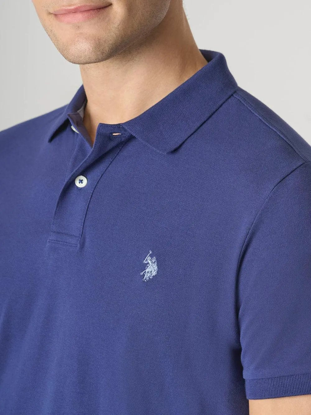 Polo uomo blu con logo ricamato, manica corta, stile casual elegante