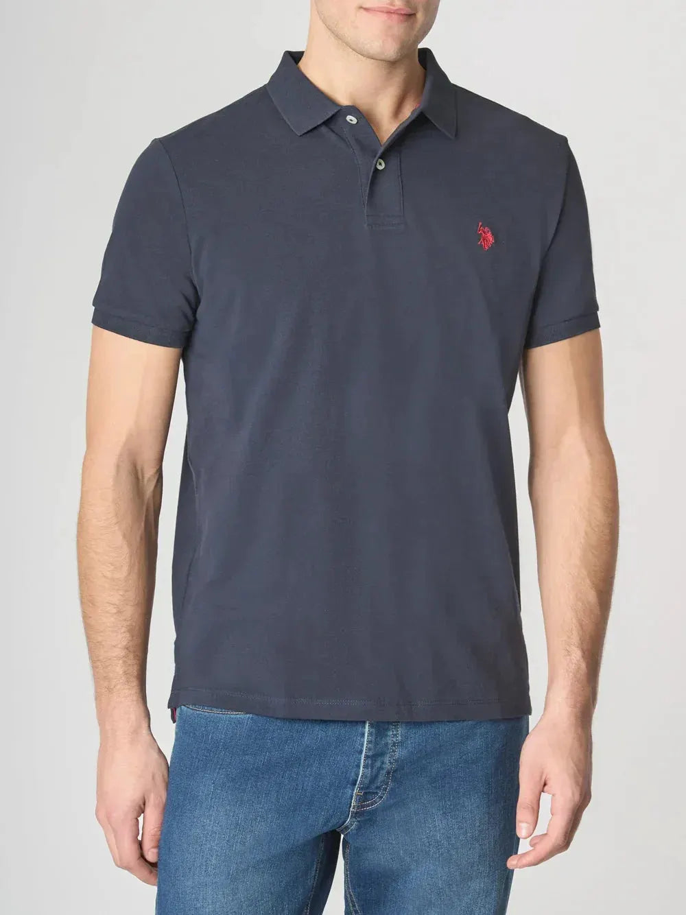 Polo uomo blu scuro a maniche corte con logo ricamato rosso, abbigliamento casual