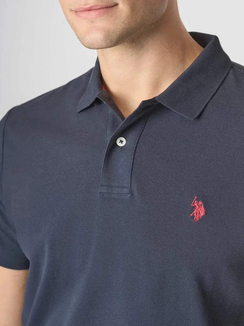 Polo uomo blu navy in cotone con logo ricamato rosso sul petto, stile casual elegante