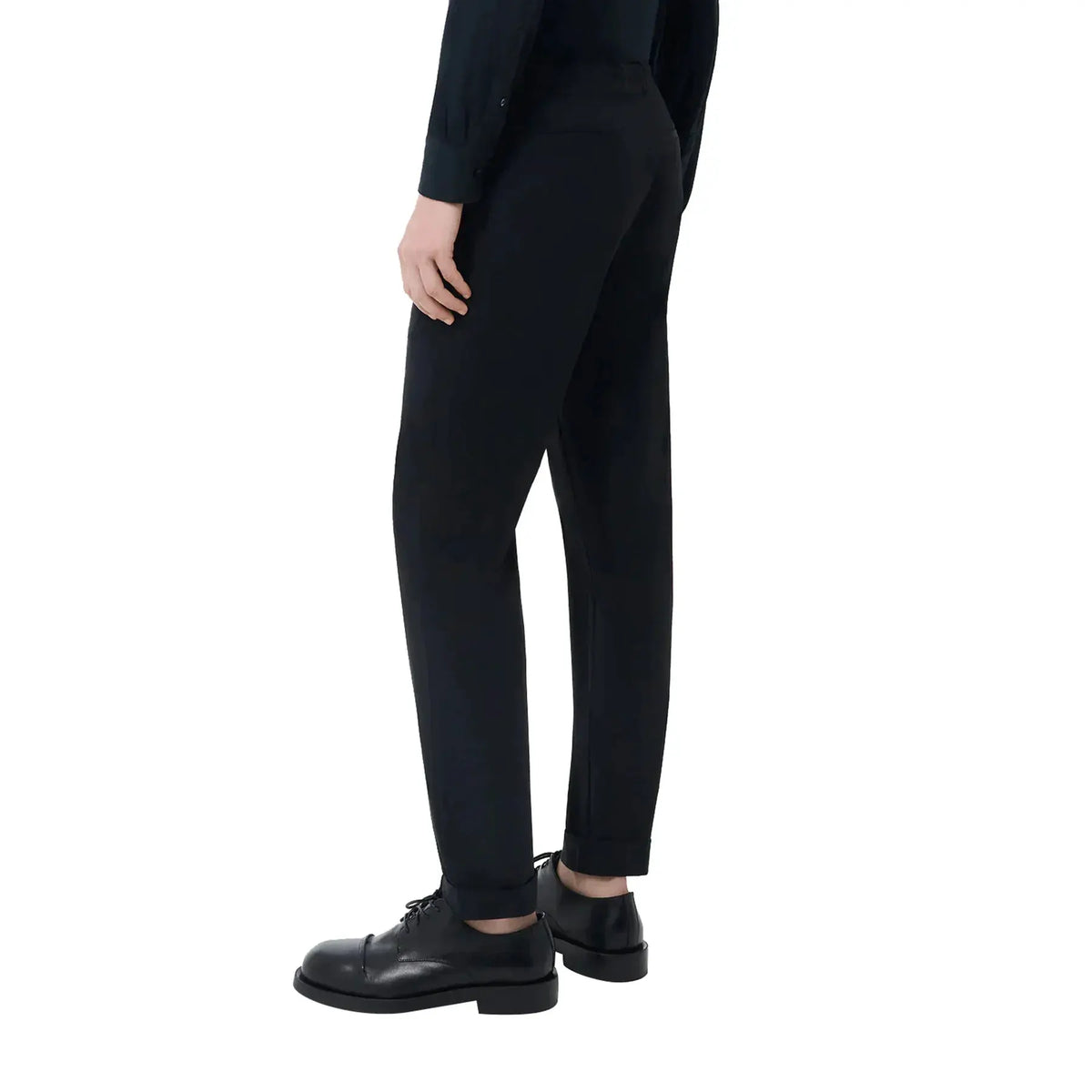 Pantaloni donna eleganti neri con taglio dritto e scarpe stringate, moda abbigliamento donna