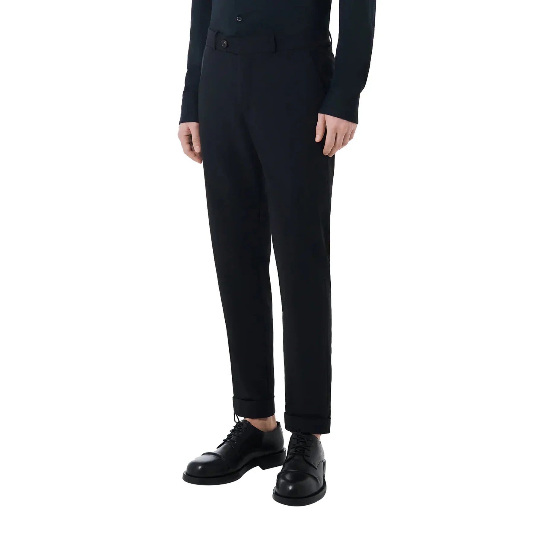 Pantaloni uomo neri eleganti, taglio dritto, abbinati a scarpe stringate nere