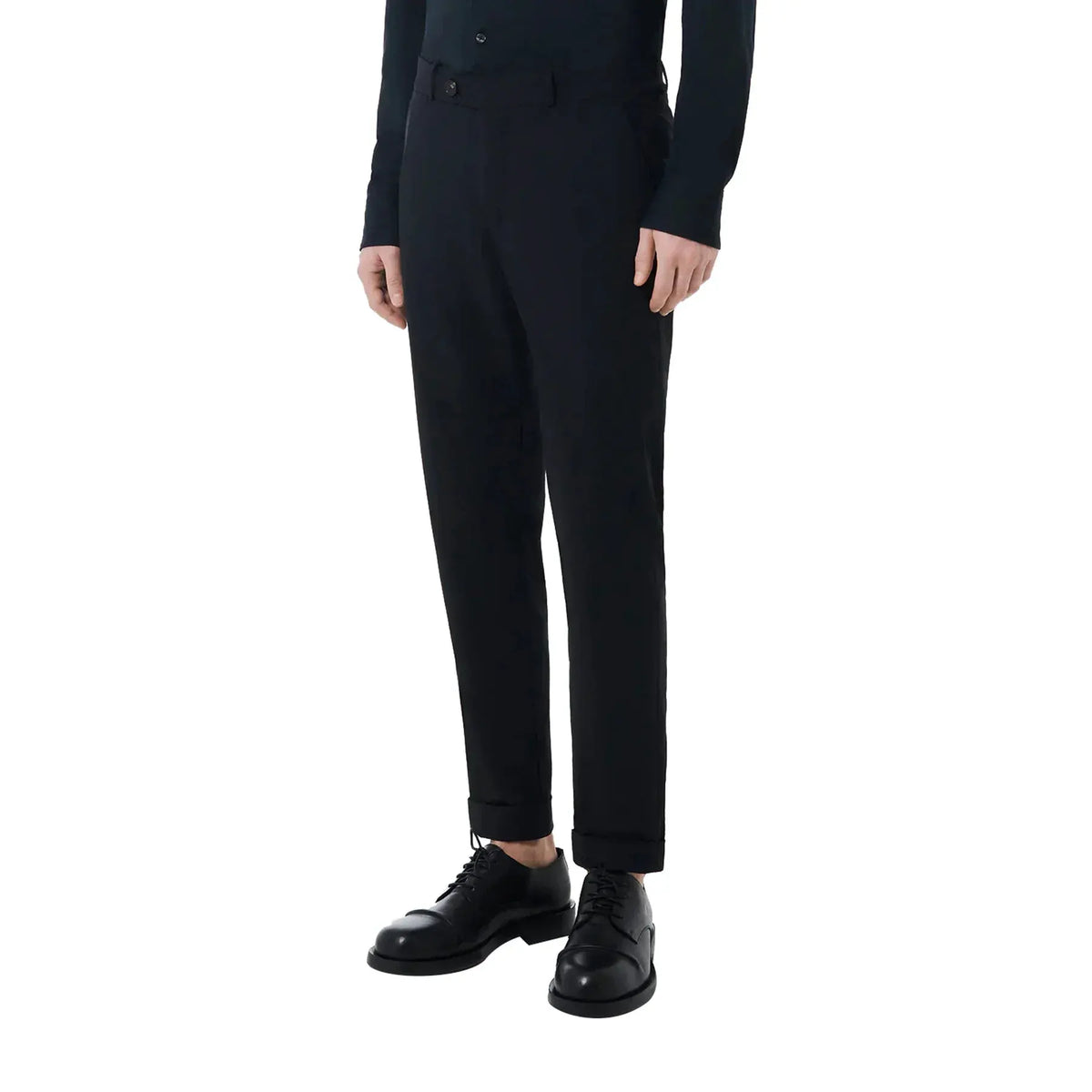 Pantaloni uomo neri eleganti, taglio dritto, abbinati a scarpe stringate nere