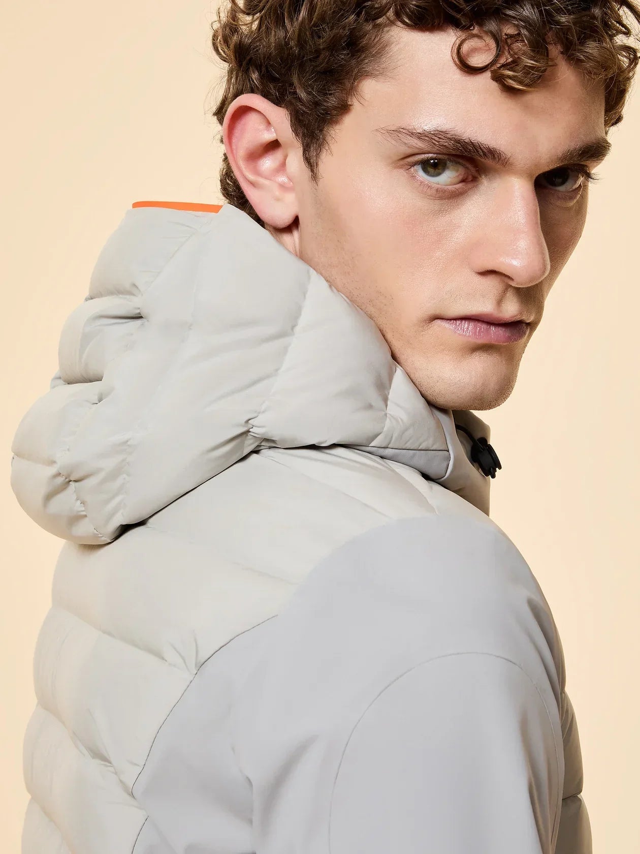 Giacca piumino uomo color grigio chiaro con cappuccio, dettaglio moderno, moda inverno