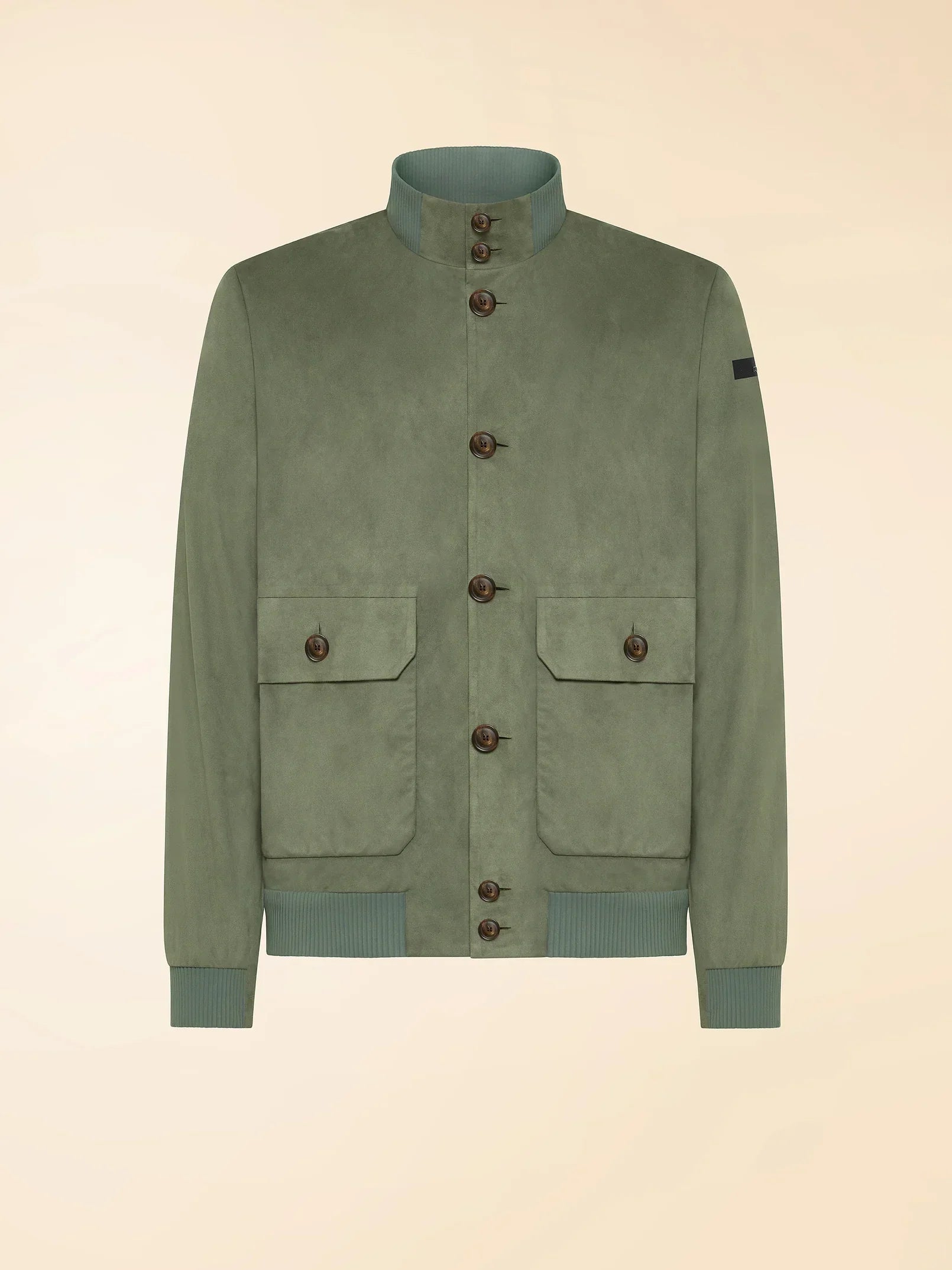 Giacca uomo verde militare con bottoni, tasche frontali e collo alto, stile casual elegante.