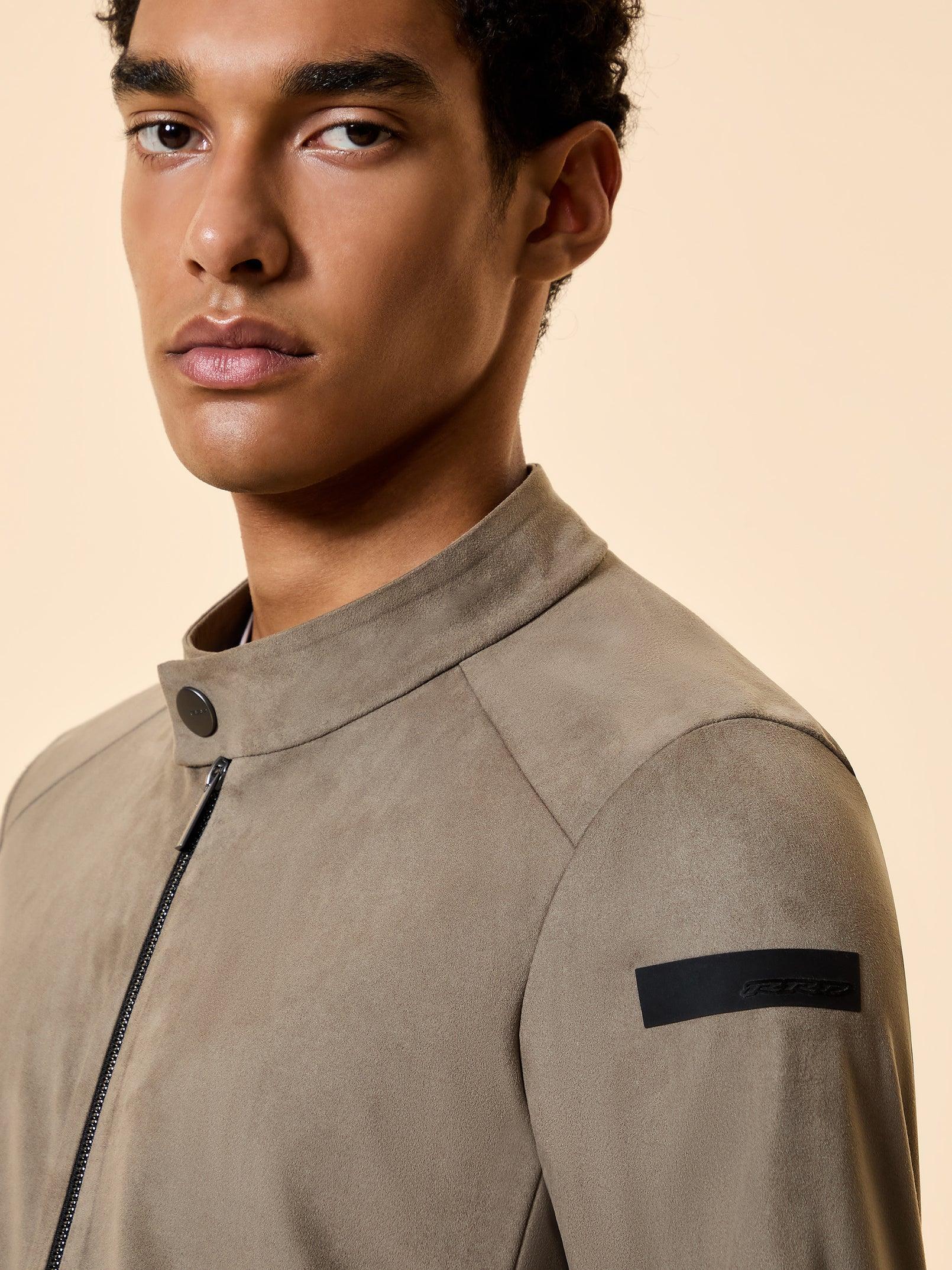 Giacca uomo beige elegante con collo alla coreana e zip, dettagli minimal su manica