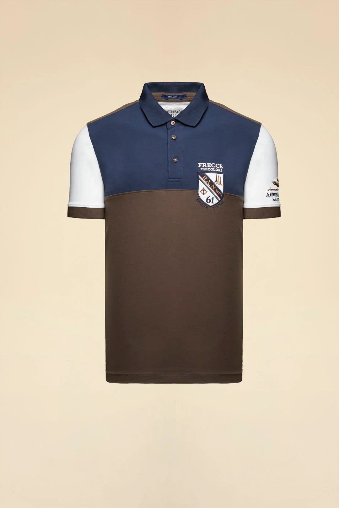 Polo uomo bicolore blu e marrone con maniche bianche, patch e scritte su petto e manica