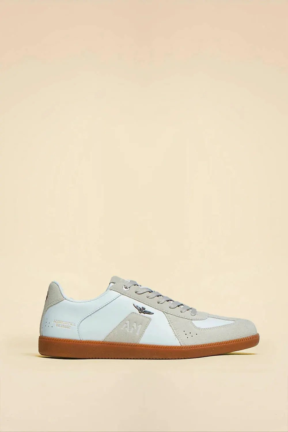Sneaker uomo bianca e grigia in pelle e camoscio con suola marrone, stile casual elegante