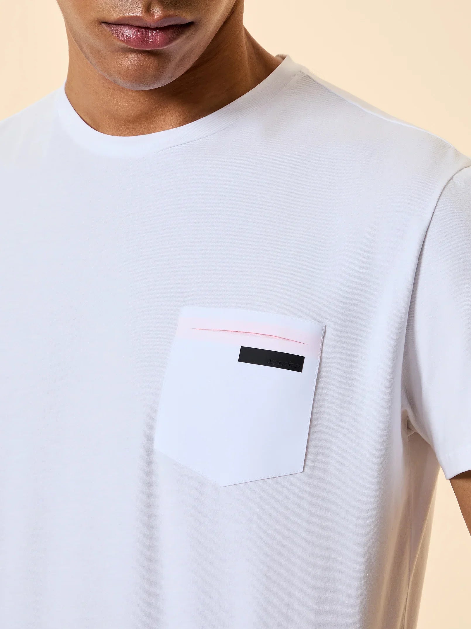 T-shirt bianca uomo con taschino frontale e dettaglio nero, moda estiva casual