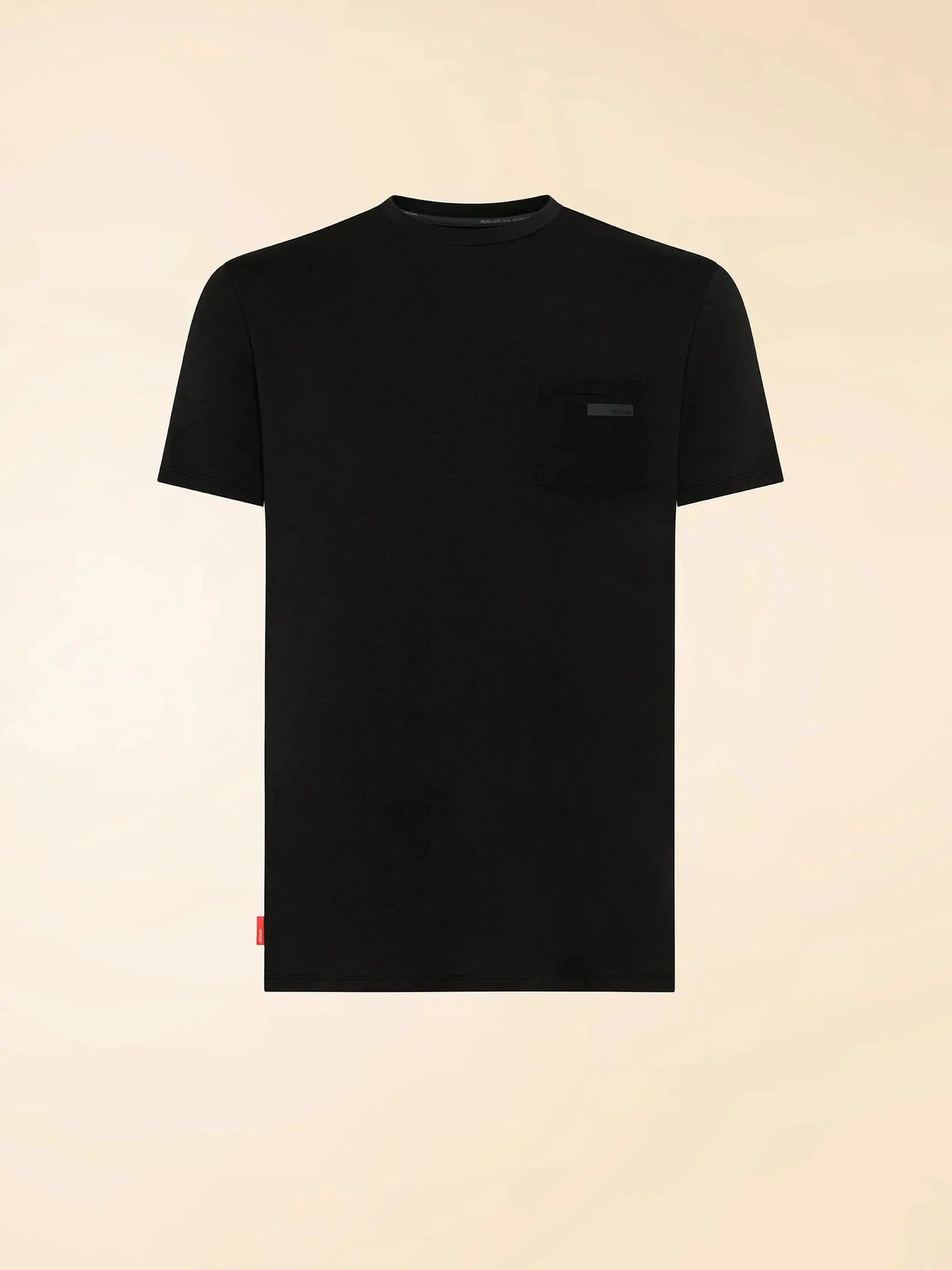 T-shirt nera uomo con taschino sul petto, stile casual, sfondo neutro