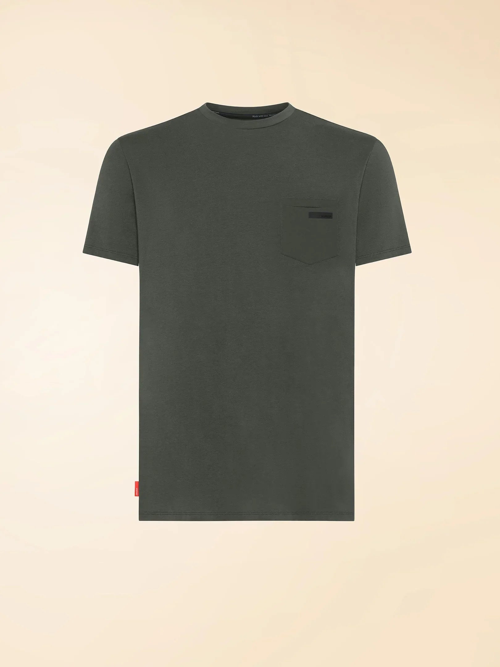 T-shirt uomo verde militare con taschino, maniche corte, stile casual su sfondo beige.