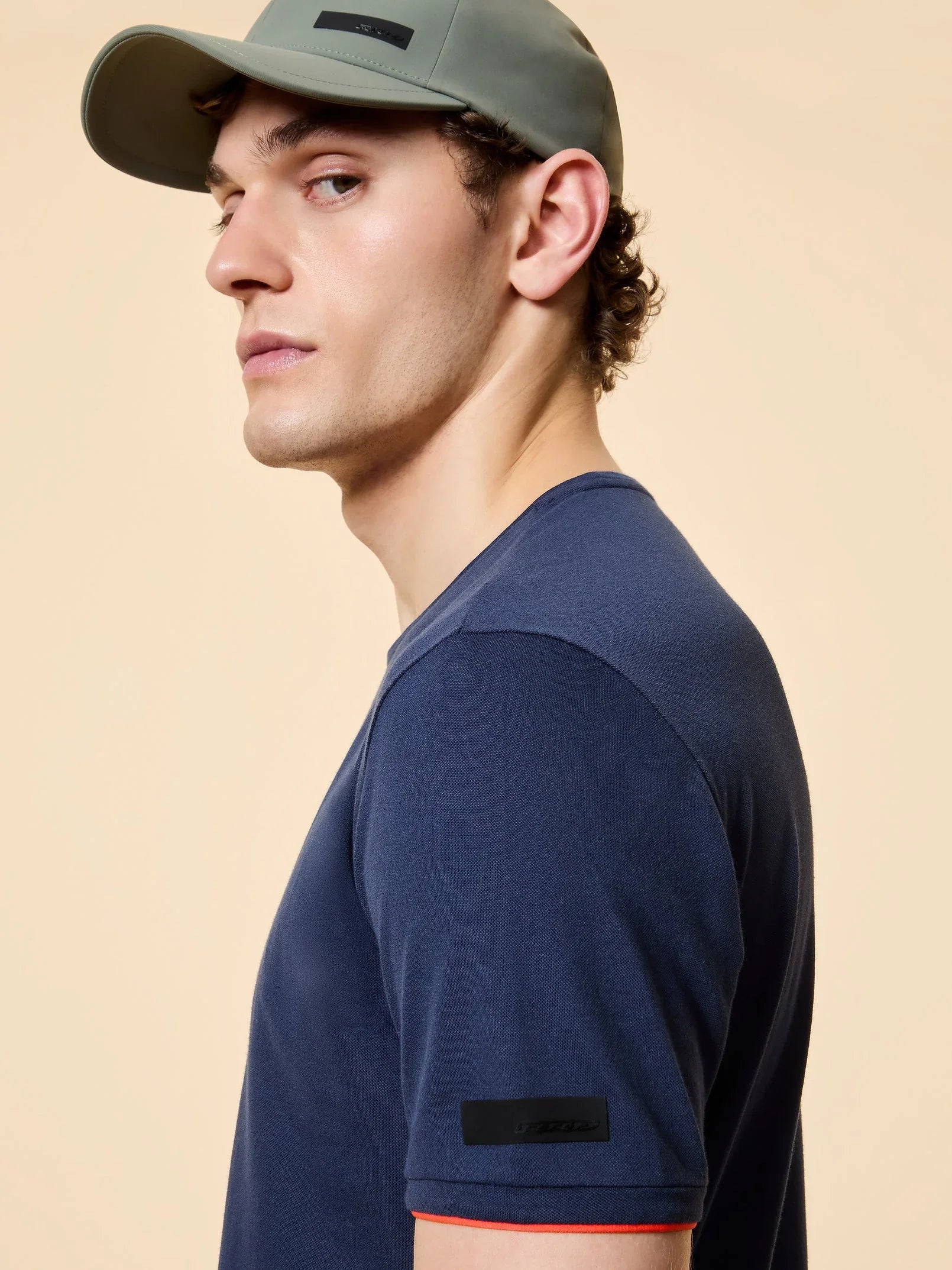 Uomo con cappellino verde e t-shirt blu, abbigliamento uomo casual moda estiva