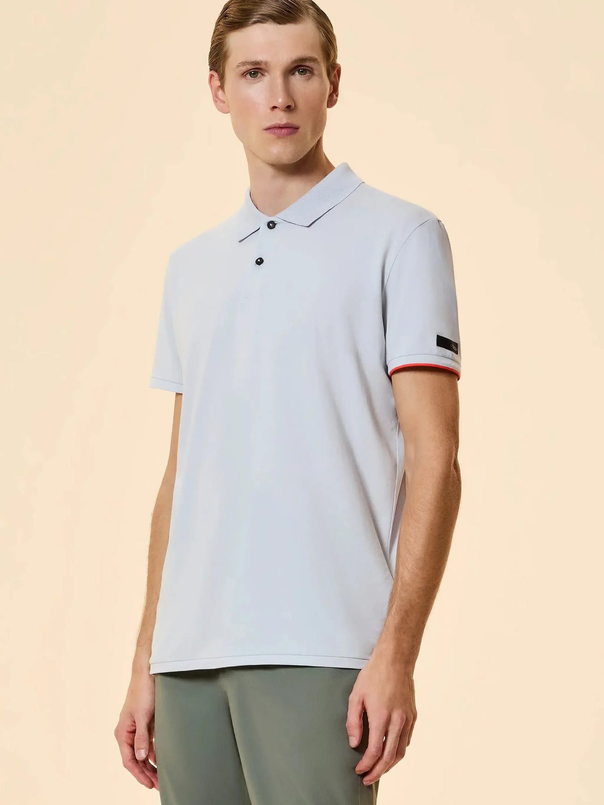 Polo uomo bianca manica corta con bottoni neri e bordo rosso sulla manica, stile casual elegante