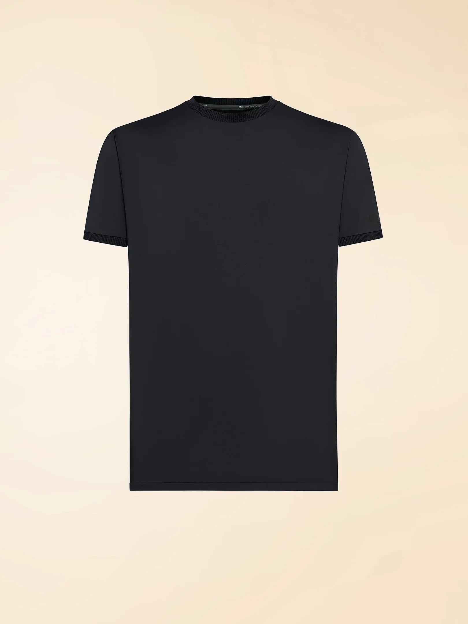 T-shirt uomo nera a manica corta, vestibilità classica, sfondo neutro, moda casual