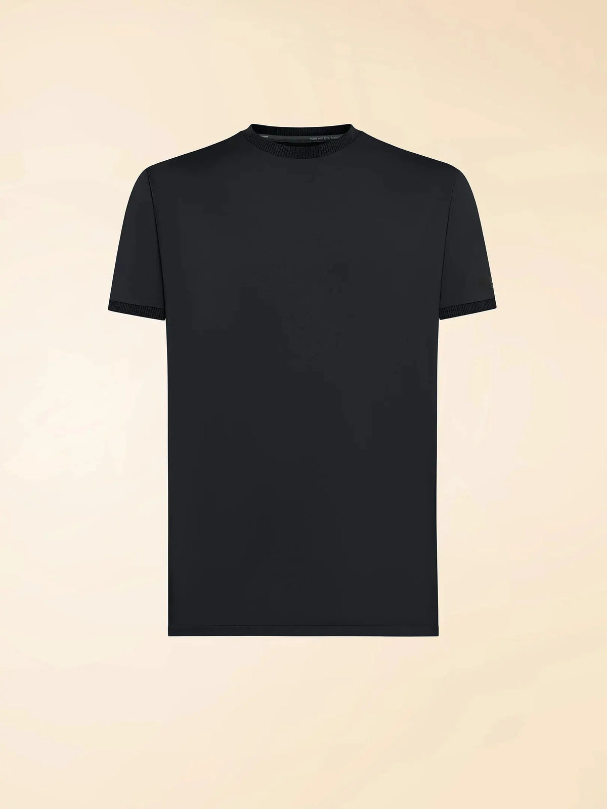 T-shirt uomo nera a manica corta, vestibilità classica, sfondo neutro, moda casual