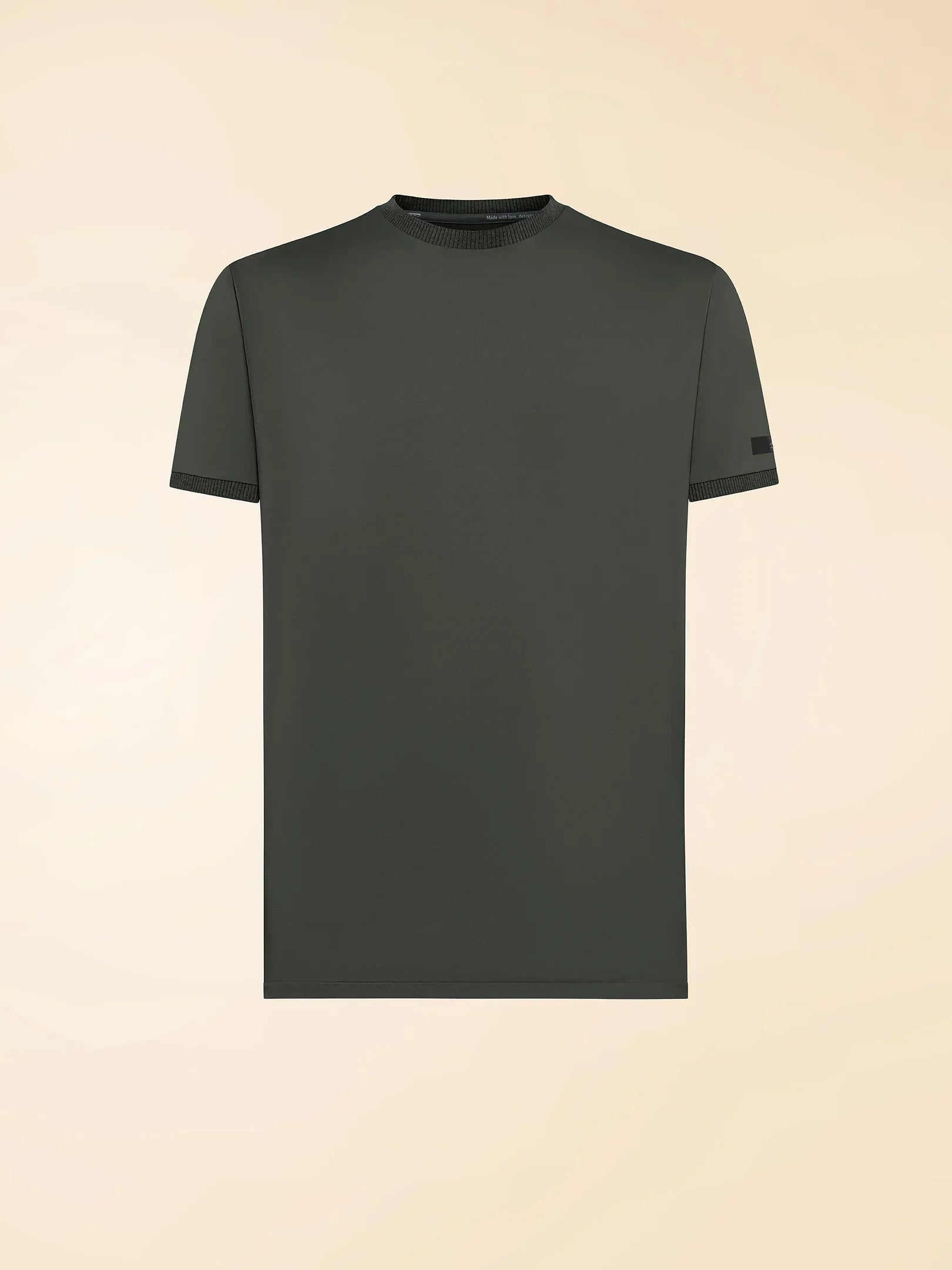 T-shirt uomo verde militare a maniche corte, design minimal, su sfondo beige.