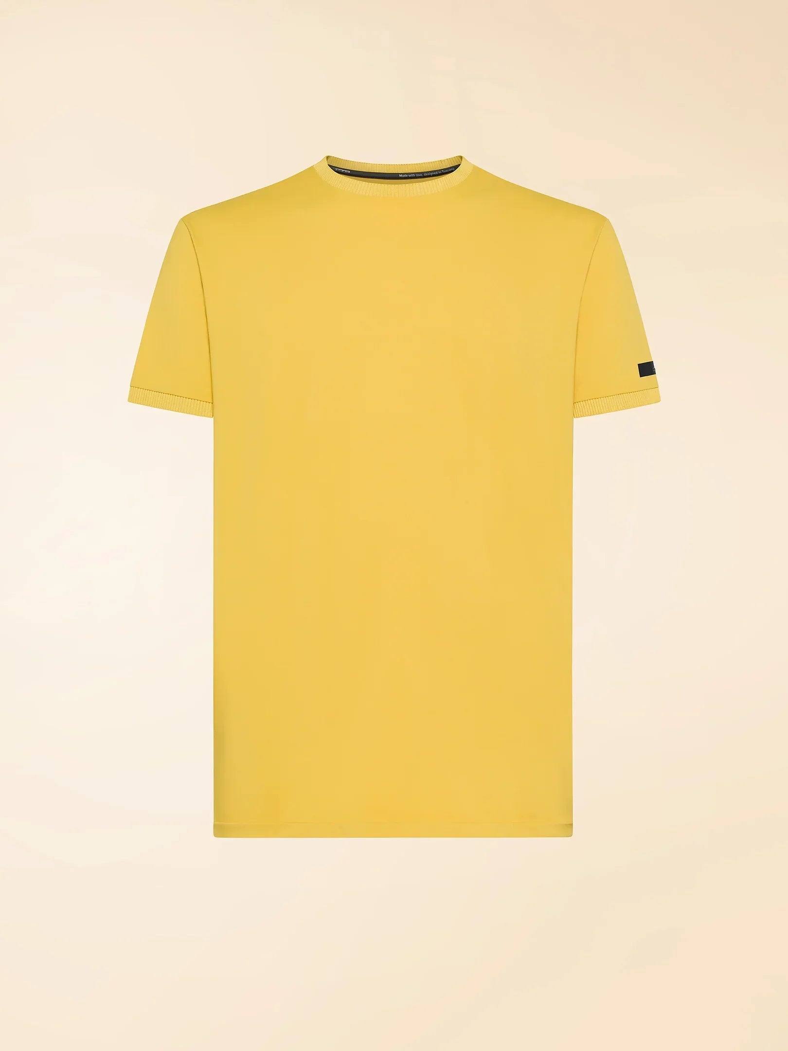 T-shirt gialla da uomo a manica corta, design minimal, sfondo chiaro.