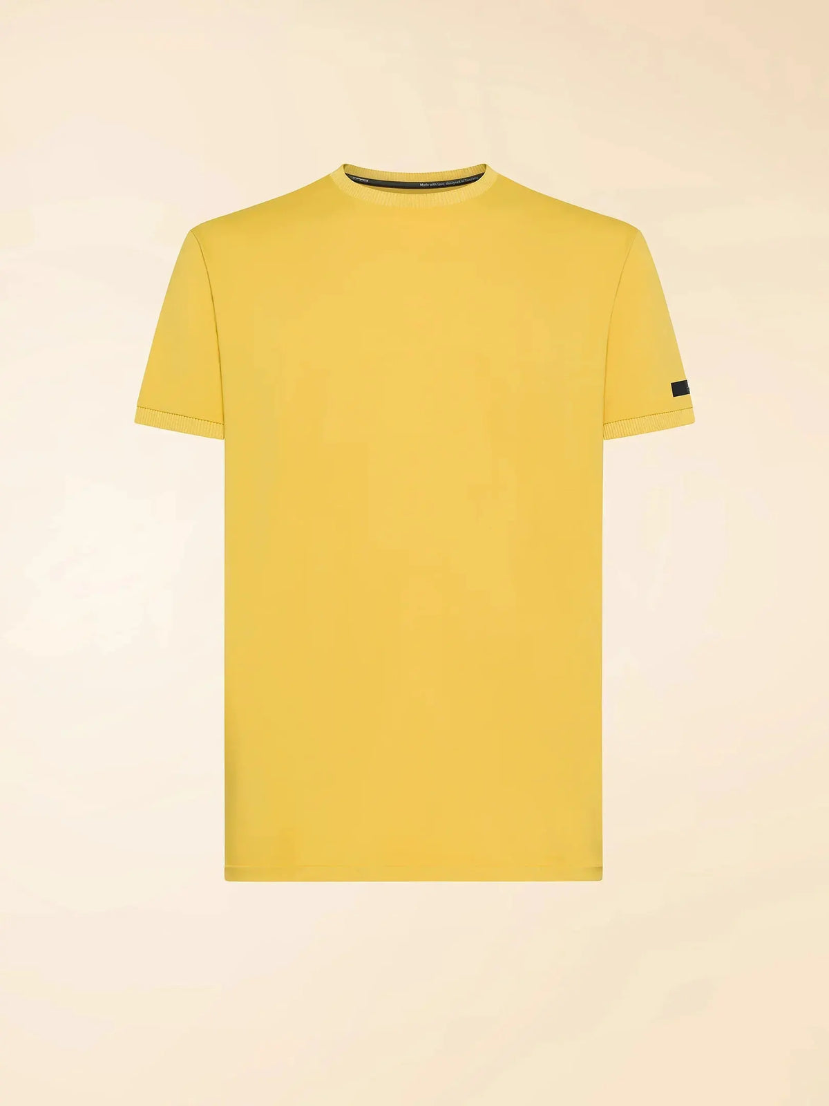 T-shirt gialla da uomo a manica corta, design minimal, sfondo chiaro.