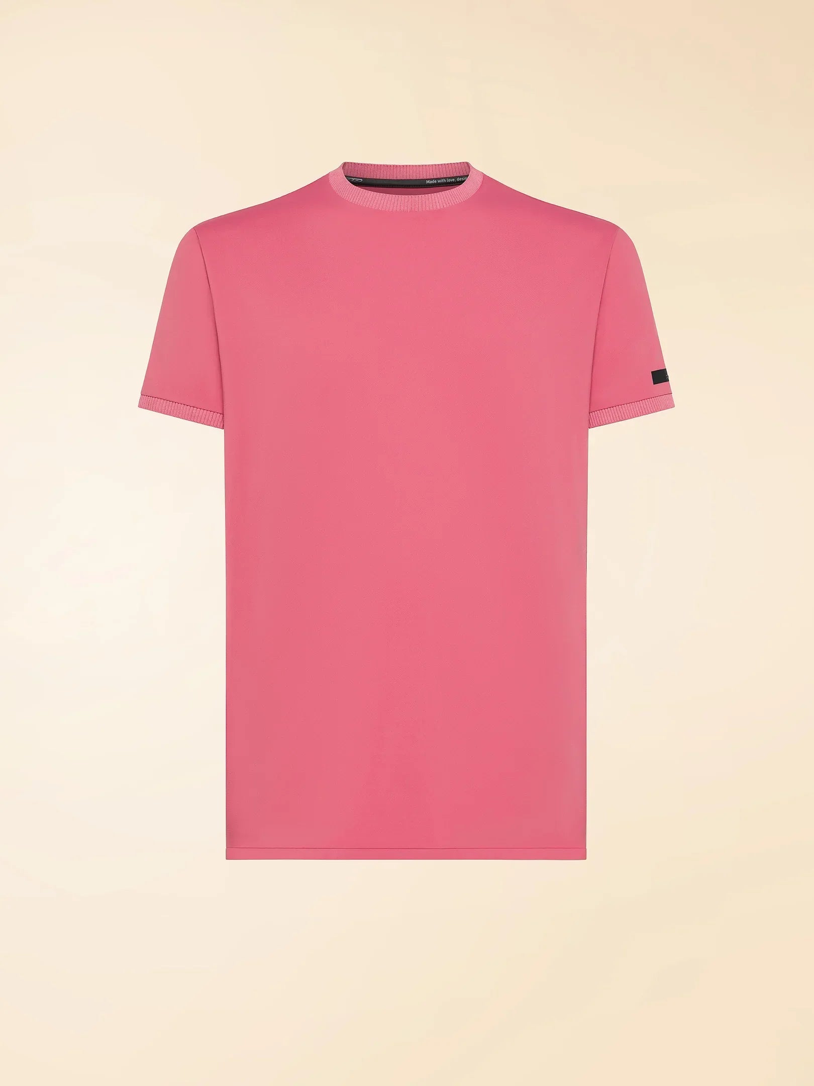 T-shirt uomo rosa a manica corta, taglio classico, sfondo neutro
