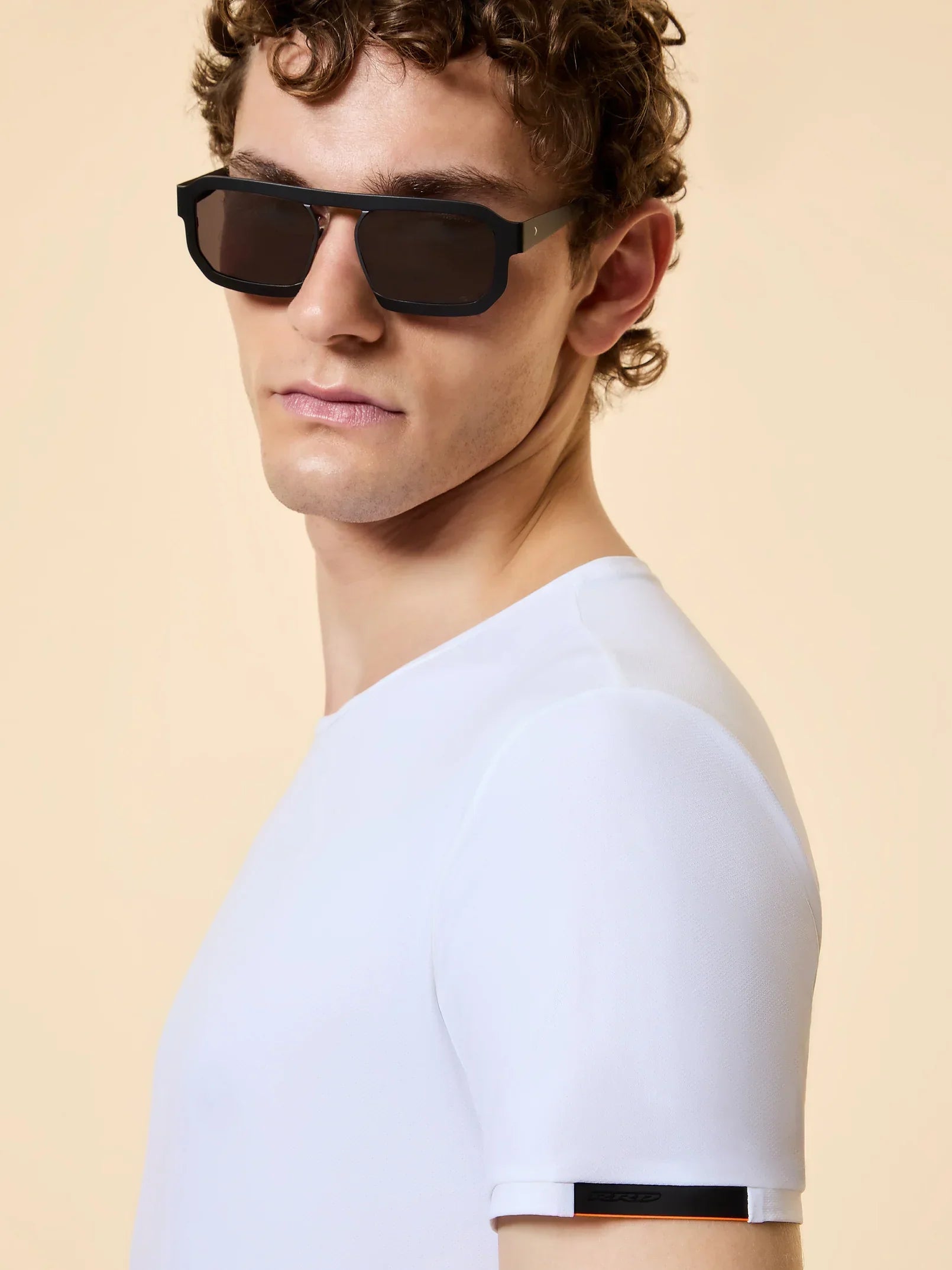 Uomo con occhiali da sole neri indossa t-shirt bianca, moda uomo elegante